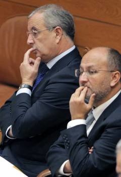 Vázquez y Abel Losada, en el pleno. (Foto: LAVANDEIRA)