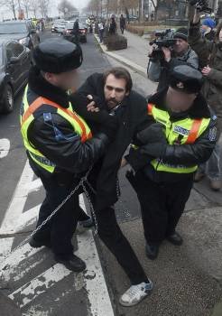  Efectivos de la policía húngara detienen el diputado de la oposición Gabor Vago, que se encadenó con otros diputados a las puertas del Parlamento  (Foto: EFE)