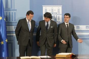 Rajoy, Moragas y Nadal instantes antes a jurar su nuevo cargo. (Foto: JAVIER LIZÓN)