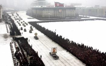 Poco más de dos horas después de que partiera del Palacio Memorial de Kumsusan, la procesión, en la que iba también su hijo menor y sucesor, Kim Jong-un