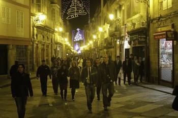 Vecinos de Ourense ataviados con ropa de fiesta durante la Nochevieja de 2010. (Foto: MIGUEL ÁNGEL)