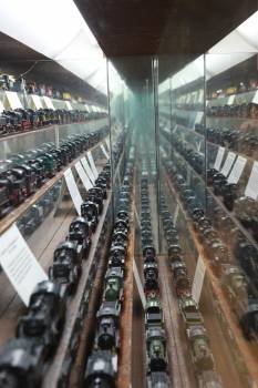 Expositores de la colección de trenes, protegidos por cristales. (Foto: JOSÉ PAZ)