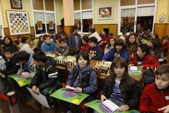 Los pequeños ajedrecistas, en Barrocás con sus regalos. (Foto: XESÚS FARIÑAS)