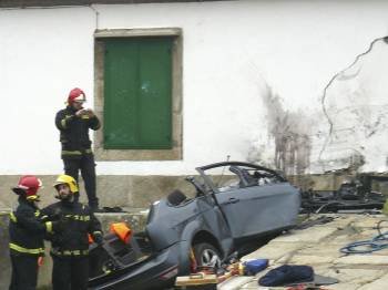 Imagen de los restos del vehículo accidentado (Foto: EFE)
