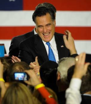 El precandidato republicano y exgobernador de Massachusetts Mitt Romney recibe las felicitaciones de sus simpatizantes tras anunciarse los resultados de los 'caucus' (asambleas populares)  (Foto: EFE)