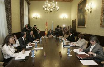 Los componentes del nuevo Gobierno gallego, durante el primer Consello de la Xunta de 2012. (Foto: XOÁN REY)