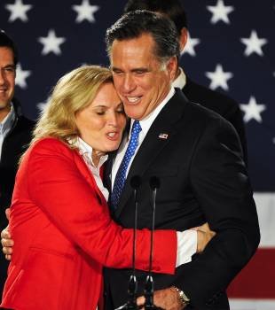 Mitt Romney y Rick Santorum, ambos con sus esposas, durante la campaña republicana en Iowa. (Foto: MAURY/POPE)