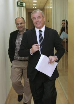 El secretario general del PSdeG, Manuel Vázquez y Abel Losada, detrás. (Foto: XOAN REY)