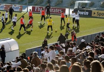 Los jugadores del Real Madrid, ayer durante el entrenamiento a puerta abierta en Valdebebas. (Foto: PACO CAMPOS)