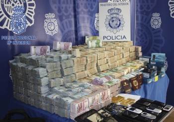 Fotografía facilitada por la Policía Nacional que se ha incautado en Madrid de cinco millones de euros y de tres kilos de oro en lingotes de gran pureza procedentes del narcotráfico (Foto: EFE)