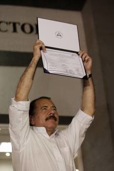 Ortega, con la credencial presidencial. (Foto: J. ARGUEDAS)
