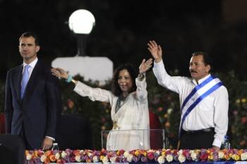 El presidente Daniel Ortega (d) saluda a los asistentes junto a su esposa, Rosario Murillo (c), y el príncipe Felipe de Borbón (i), al jurar por tercera vez, y segunda consecutiva, como presidente de Nicaragua .