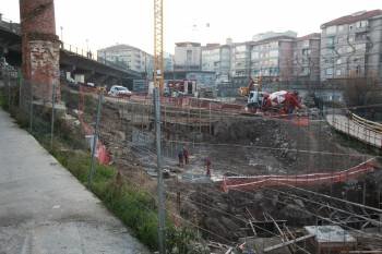 Varios operarios trabajan en la cimentación del edificio. (Foto: JOSÉ PAZ)