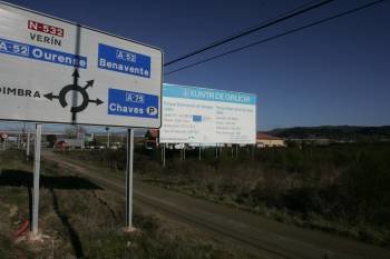 Un cartel anuncia desde hace varios meses la construcción del parque industrial de Tamagos. (Foto: MARCOS ATRIO)