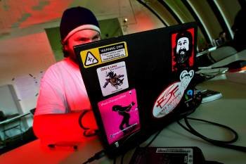 Un hombre trabaja en Internet desde su ordenador portátil.
