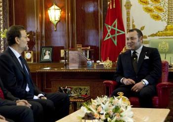 Mariano Rajoy en su reunión en Rabat con el rey de Marruecos, Mohamed VI. (Foto: CHEMA MOYA)