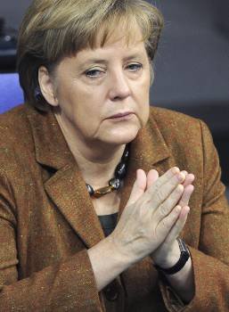 La canciller alemana, Angela Merkel, escucha las declaraciones del ministro de Economía, Philipp Rösler, durante la presentación del informe económico anual en el Parlamento federal (Foto: EFE)