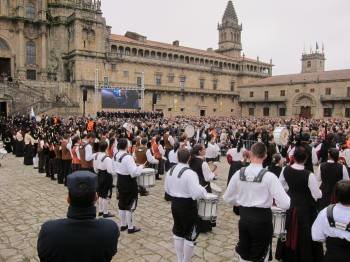 Aspecto que ofrecía la Praza do Obradoiro, con las bandas de gaiteiros en primer término, durante el homenaje a Manuel Fraga. (Foto: E.P.)