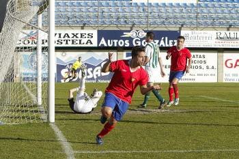 Adrián Mouriño echa a correr por la línea de fondo para celebrar el gol que momentáneamente significaba el 1-0 para el Ourense. (Foto: MIGUEL ÁNGEL)