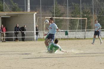 Jorge Oliveira frena a un rival desde el suelo (Foto: Miguel Ángel)