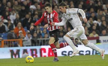 Ramos pelea la pelota con Susaeta, el domingo durante el Real Madrid-Athletic de Bilbao