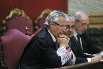 El juez Baltasar Garzón (i) en el banquillo del Tribunal Supremo donde hoy comienza a ser juzgado por prevaricación  (Foto: EFE)