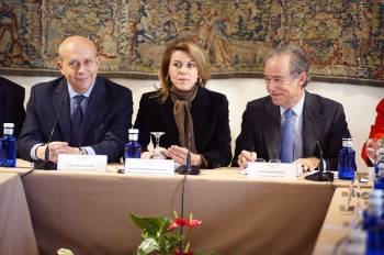 En la foto la presidenta de Castilla-La Mancha, María Dolores de Cospedal, acompañada del ministro de educación y el presidente del Patronato de la Fundación El Greco 2014 (Foto: EFE)