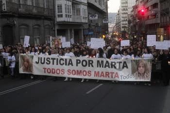 Imagen de la manifestación a su paso por la calle Progreso. (Foto: MIGUEL ÁNGEL)