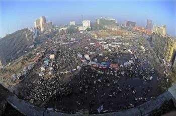 Vista aérea de la plaza Tahrir durante la manifestación convocada con motivo del primer aniversario del comienzo de las revueltas, en El Cairo (Egipto).