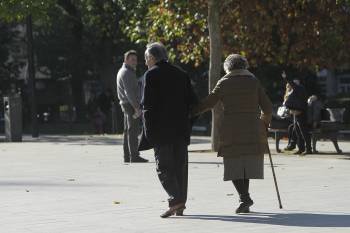 Dos mayores, en la imagen, paseando por el jardín del Posío, en la ciudad.  (Foto: MIGUEL ÁNGEL)