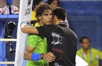 Djokovic se abraza a Nadal al término de la final del Abierto de Australia de tenis. (Foto: JOE CASTRO)