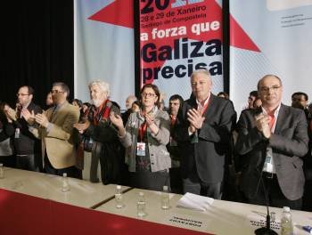 De izquierda a Derecha, Carlos Aymerich, Xosé Manuel Beiras, Carme Adán, Guillerme Vázquez y Francisco Jorquera tras finalizar la asamblea. (Foto: XOÁN REY)
