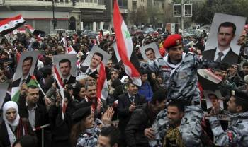 Grupos de leales a Al Asad, durante una manifestación en las calles de Damasco. (Foto: STRINGER.)