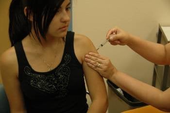 Una enfermera vacuna a una paciente durante una consulta en un centro de salud.