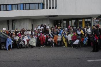 Padres y alumnos realizaron una concentración de protesta ante el centro el pasado viernes (Foto: MIGUEL ÁNGEL)