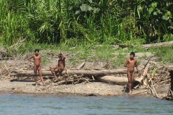 Fotografía sin fecha, suministrada hoy, martes 31 de enero de 2012, por Survival Internacional, que muestra miembros de la tribu indígena Mashco-Piro (Foto: EFE)