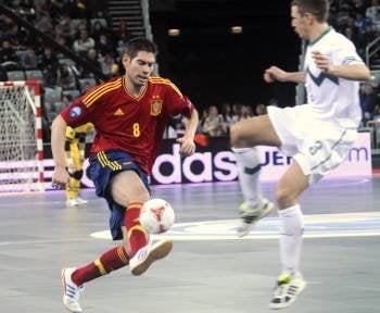 El jugador español Kike (i) encara al esloveno Zorc, durante el partido España-Eslovenia (Foto: EFE)