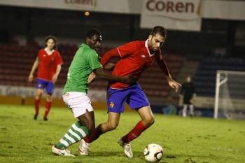 Giráldez protege el balón ante un jugador del Racing de Ferrol
