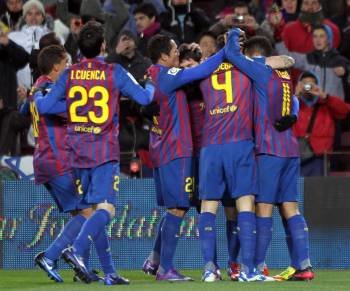 Los jugadores del Barcelona celebran el gol de Tello, el primero contra la Real Sociedad. (Foto: TONI ALBIR)