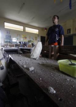 n filipino observa los daños en la clase de un colegio en el centro de Cebu en Filipinas después de un terremoto de 6,7 en la escala Ritcher sentido hoy (Foto: EFE)