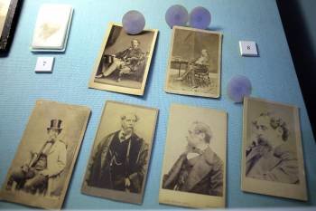 Imagen de archivo de varios retratos familiares en la Casa Museo de Charles Dickens, en Portsmouth, Gran Bretaña, Cuando se cumple el bicentenario del nacimiento del escritor, 'La fábrica de betún (Foto: EFE)