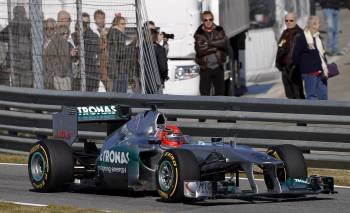 El piloto alemán Michael Schumacher al volante del nuevo monoplaza MGP W02 de la escudería Mercedes (Foto: EFE)
