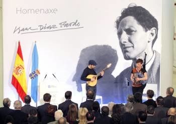 La gaiteira Susana Seivane (d), interpreta el himno gallego durante el homenaje al artista, empresario e intelectual galleguista Isaac Díaz Pardo
