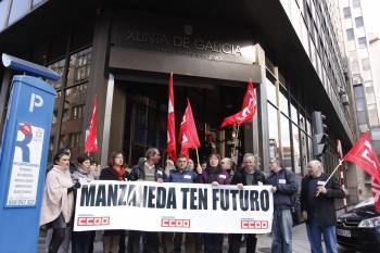 Trabajadores y repersentantes sindicales ante la puerta de la sede de la Xunta en Ourense. (Foto: XESÚS FARIÑAS)