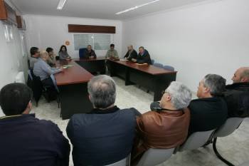 Ruiz, Martínez, Fernández, Yañez, Higuero, Alonso, Armada y Perdiz, en la reunión celebrada en Lobeira. (Foto: MARCOS ATRIO)