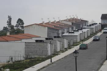 Grupo de viviendas sin ocupar en Carballeda de Avia. (Foto: MARTIÑO PINAL)