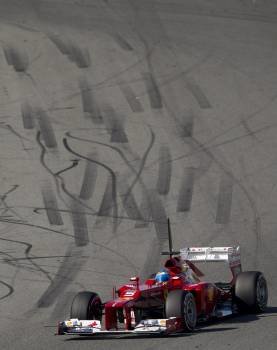 Alonso rueda en pista al volante del Ferrari F2012. (Foto: JULIO MUÑOZ)