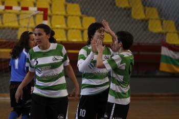 Las jugadoras del Pabellón celebran el gol de Iria con el que se decidió el partido. (Foto: XESÚS FARIÑAS)