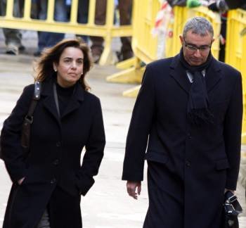 Diego Torres y su esposa salen de los juzgados (Foto: EFE)