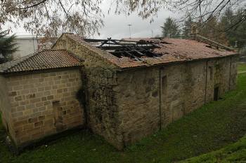Estado de la capilla de Os Remedios, destruida por un incendio en julio de 2010. (Foto: MIGUEL ÁNGEL)